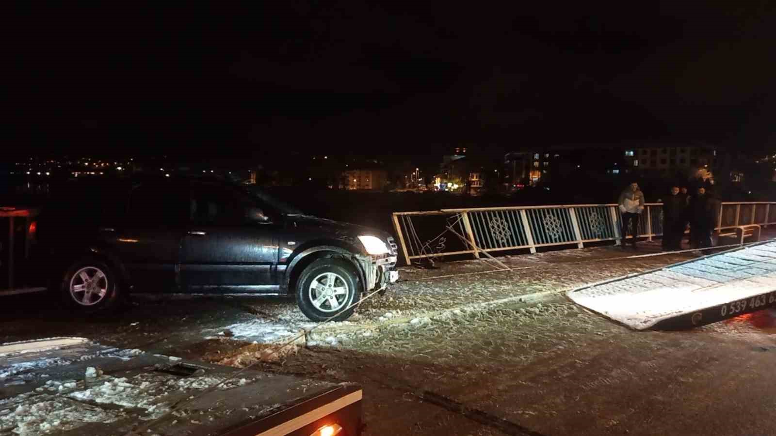 kopru-korkuluklarinda-asili-kalan-cip-nehre-dusmekten-son-anda-kurtuldu