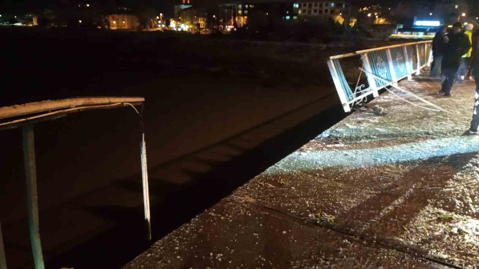 kopru-korkuluklarinda-asili-kalan-cip-nehre-dusmekten-son-anda-kurtuldu