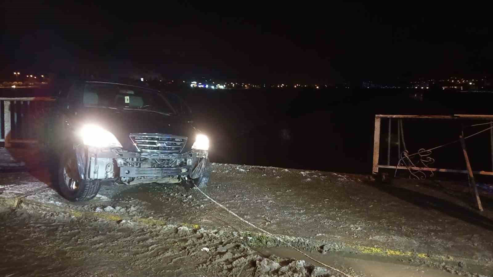 kopru-korkuluklarinda-asili-kalan-cip-nehre-dusmekten-son-anda-kurtuldu