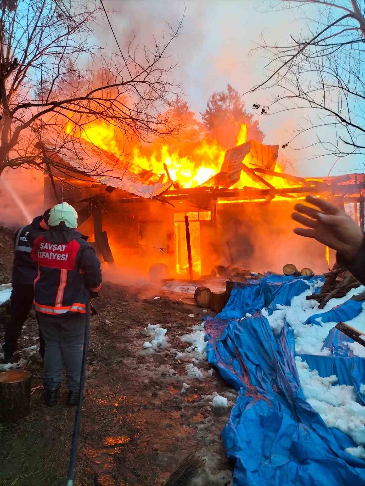 koyde-cikan-yanginda-bir-ev-kullanilamaz-hale-geldi