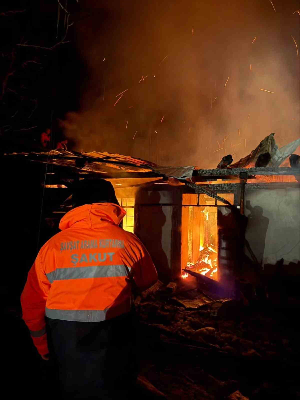 koyde-cikan-yanginda-bir-ev-kullanilamaz-hale-geldi