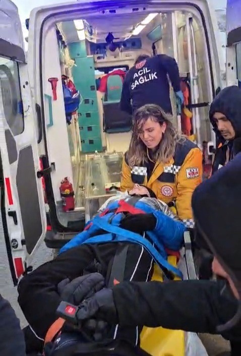 minik-aytunanin-kayak-keyfi-kabusa-dondu-pistte-carpip-kactilar-kalcasi-kirildi