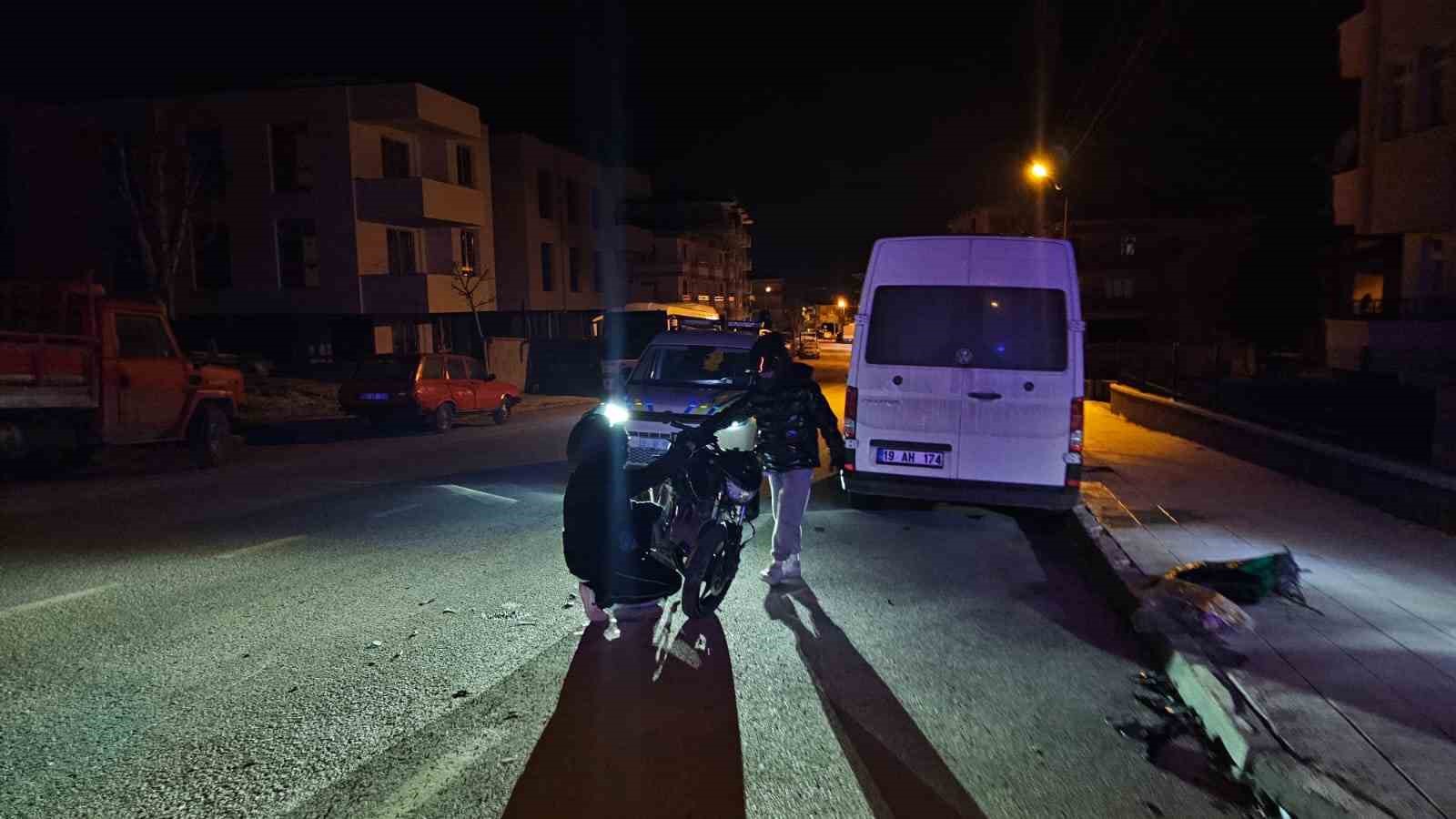 motosiklet-ile-otomobil-carpisti-2-yarali