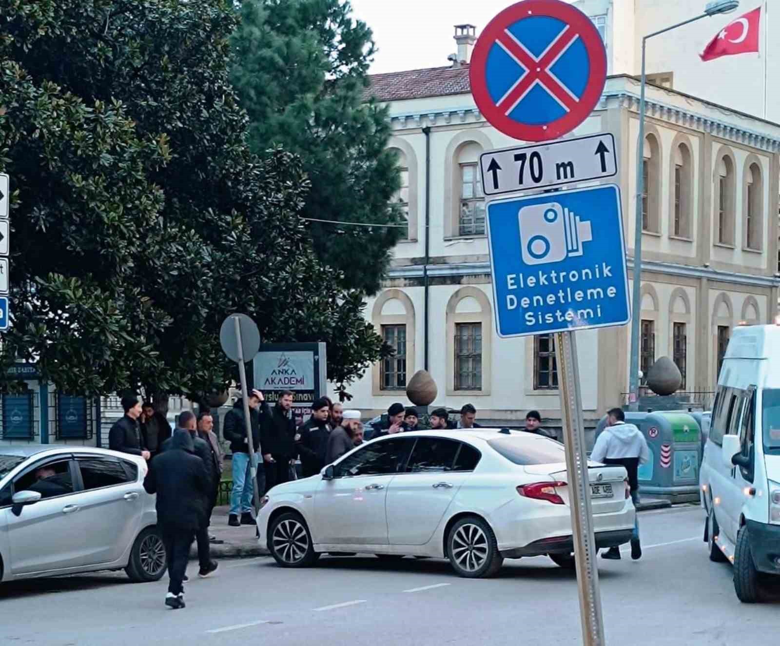 motosiklet-otomobile-saplandi