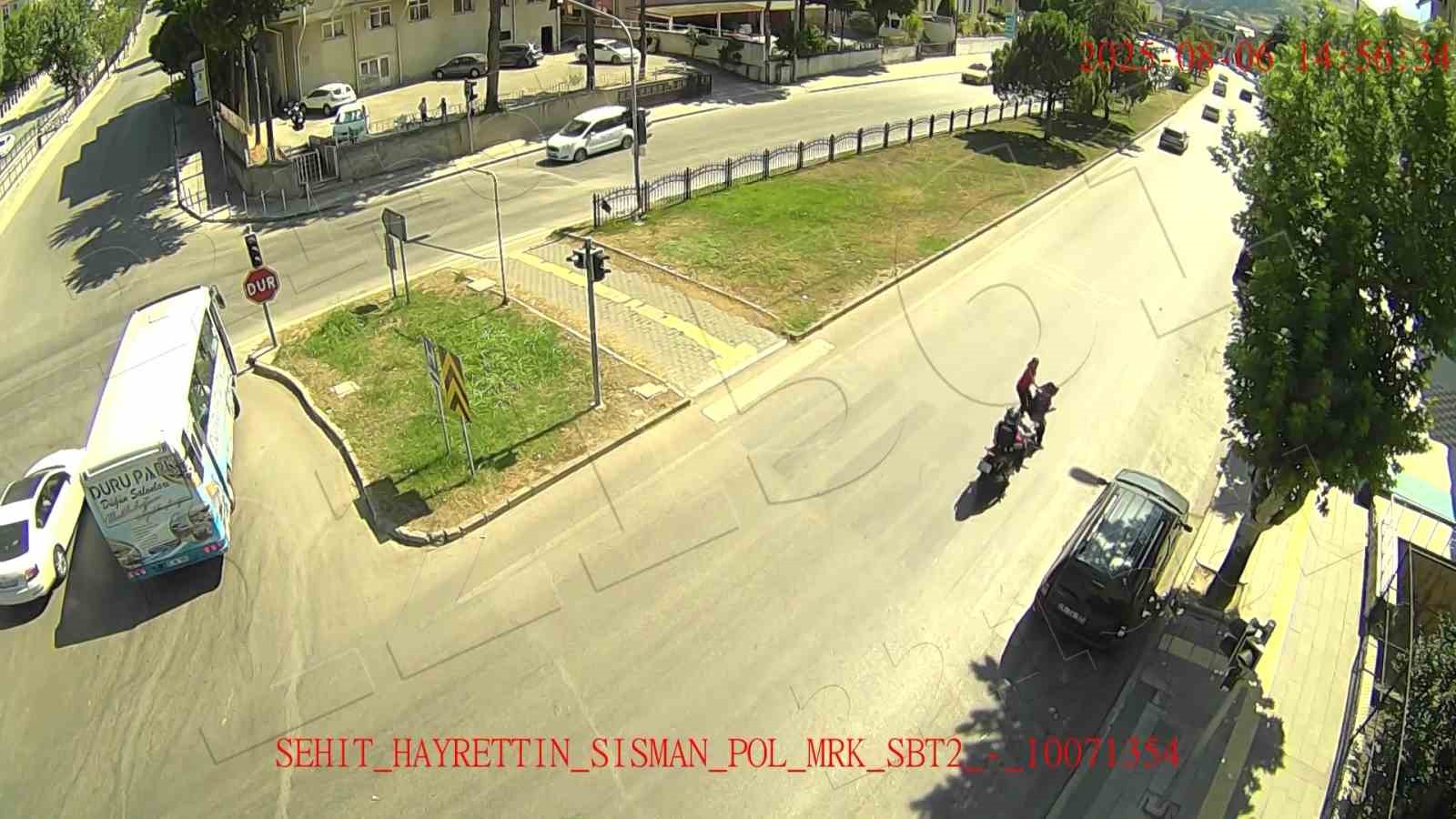 motosikletli-kaputa-yapisti-otomobil-motosikletlinin-ustunden-gecti