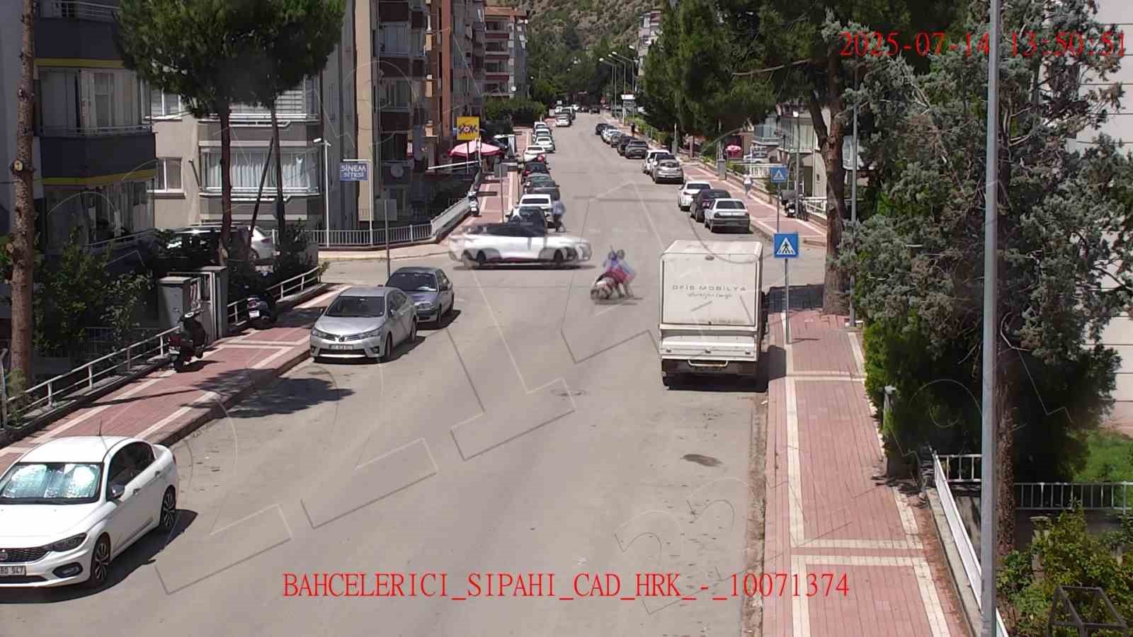 motosikletli-kaputa-yapisti-otomobil-motosikletlinin-ustunden-gecti