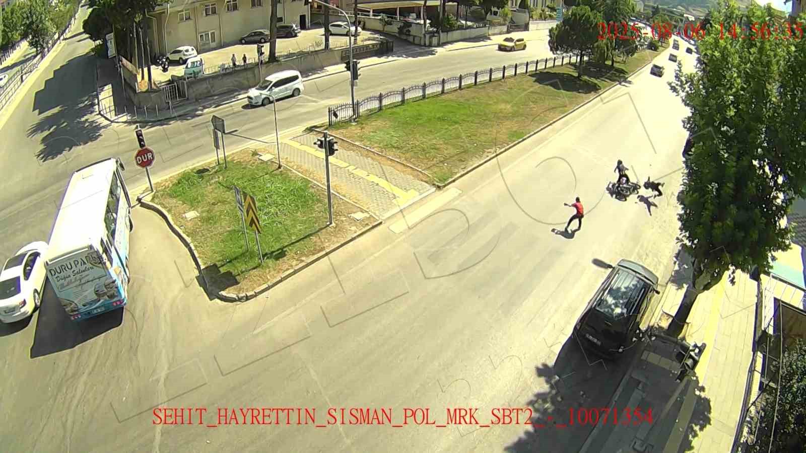 motosikletli-kaputa-yapisti-otomobil-motosikletlinin-ustunden-gecti