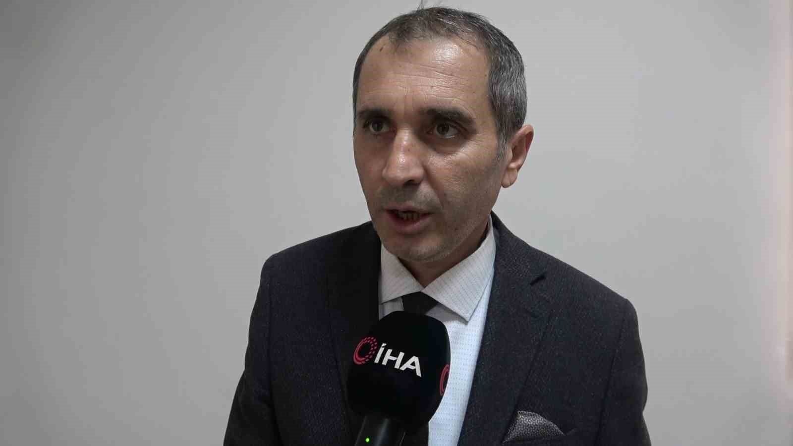 motosikletli-kaputa-yapisti-otomobil-motosikletlinin-ustunden-gecti