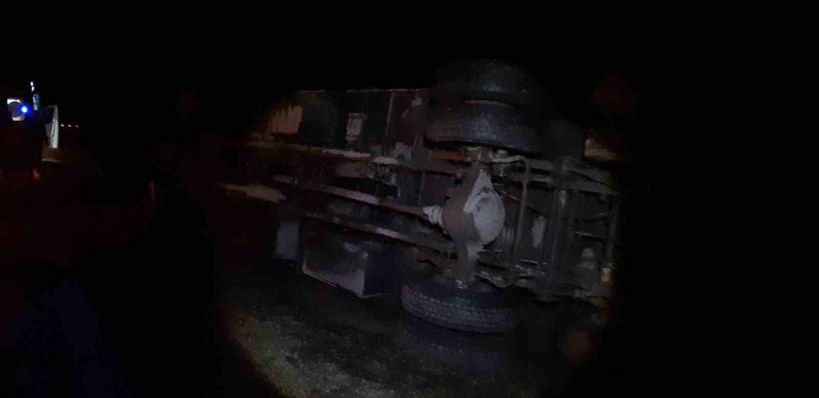 mudurnuda-kamyon-sarampole-devrildi-1-yarali