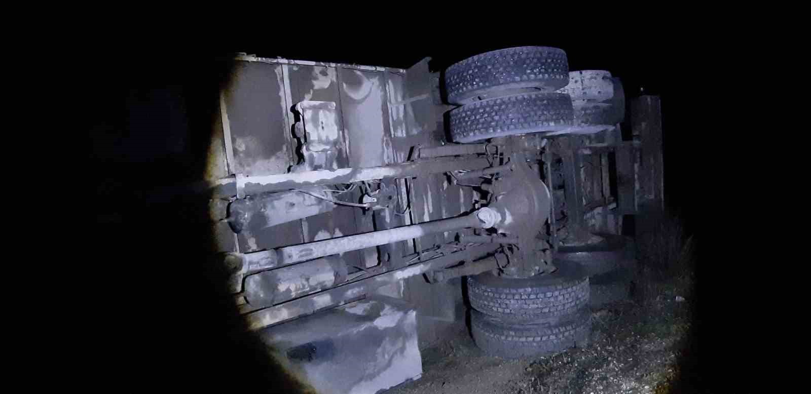 mudurnuda-kamyon-sarampole-devrildi-1-yarali