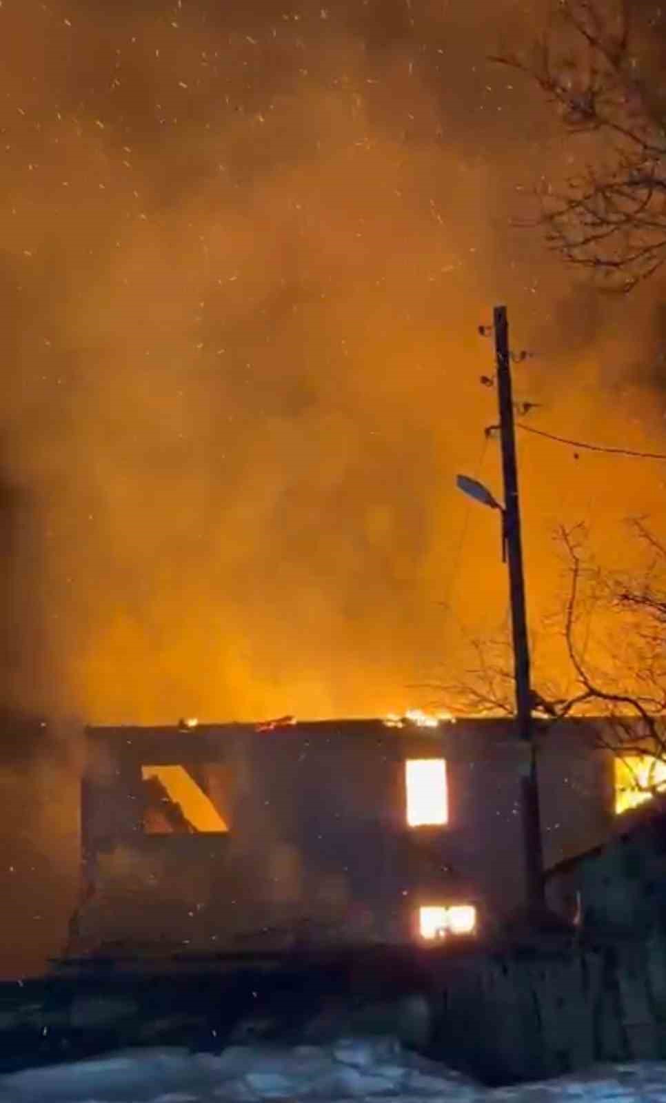 muhtara-ait-iki-katli-ev-alevlere-teslim-oldu