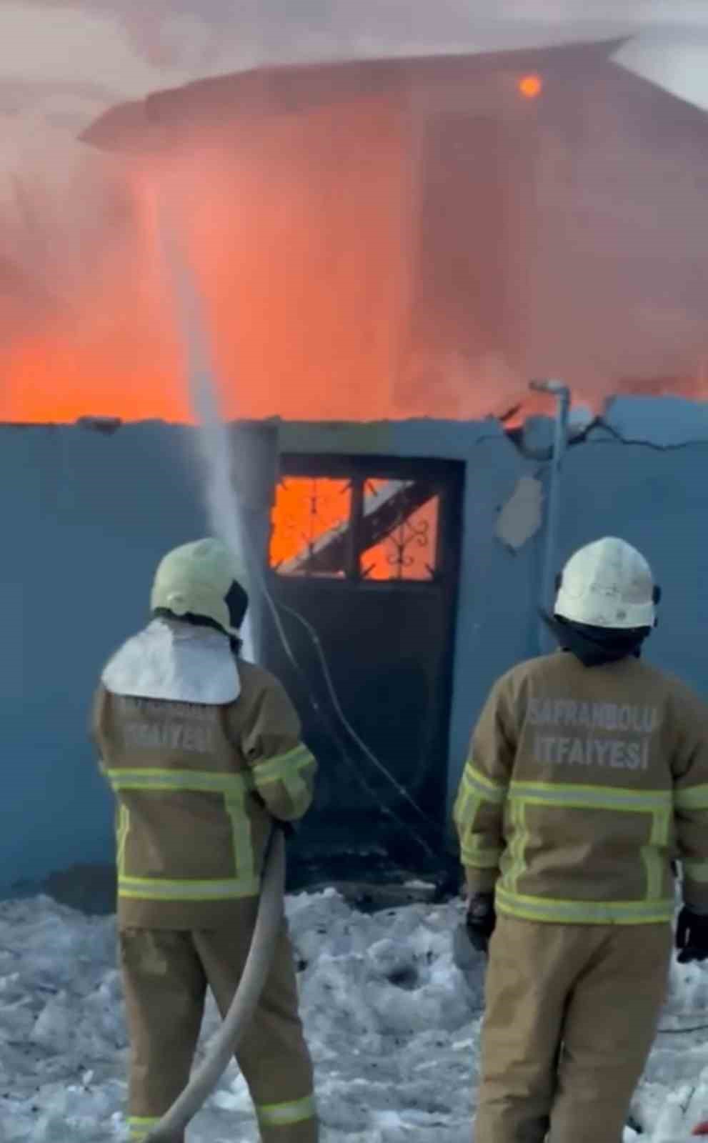 muhtara-ait-iki-katli-ev-alevlere-teslim-oldu