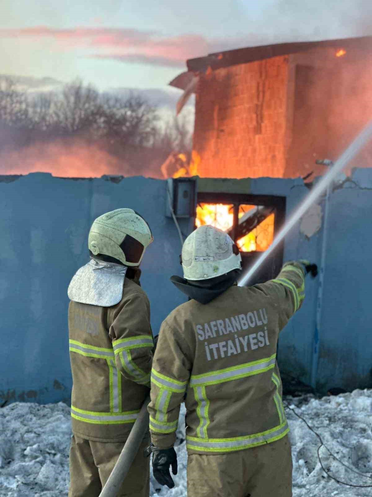 muhtara-ait-iki-katli-ev-alevlere-teslim-oldu