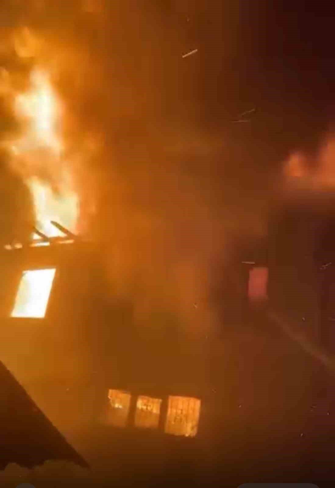 muhtara-ait-iki-katli-ev-alevlere-teslim-oldu