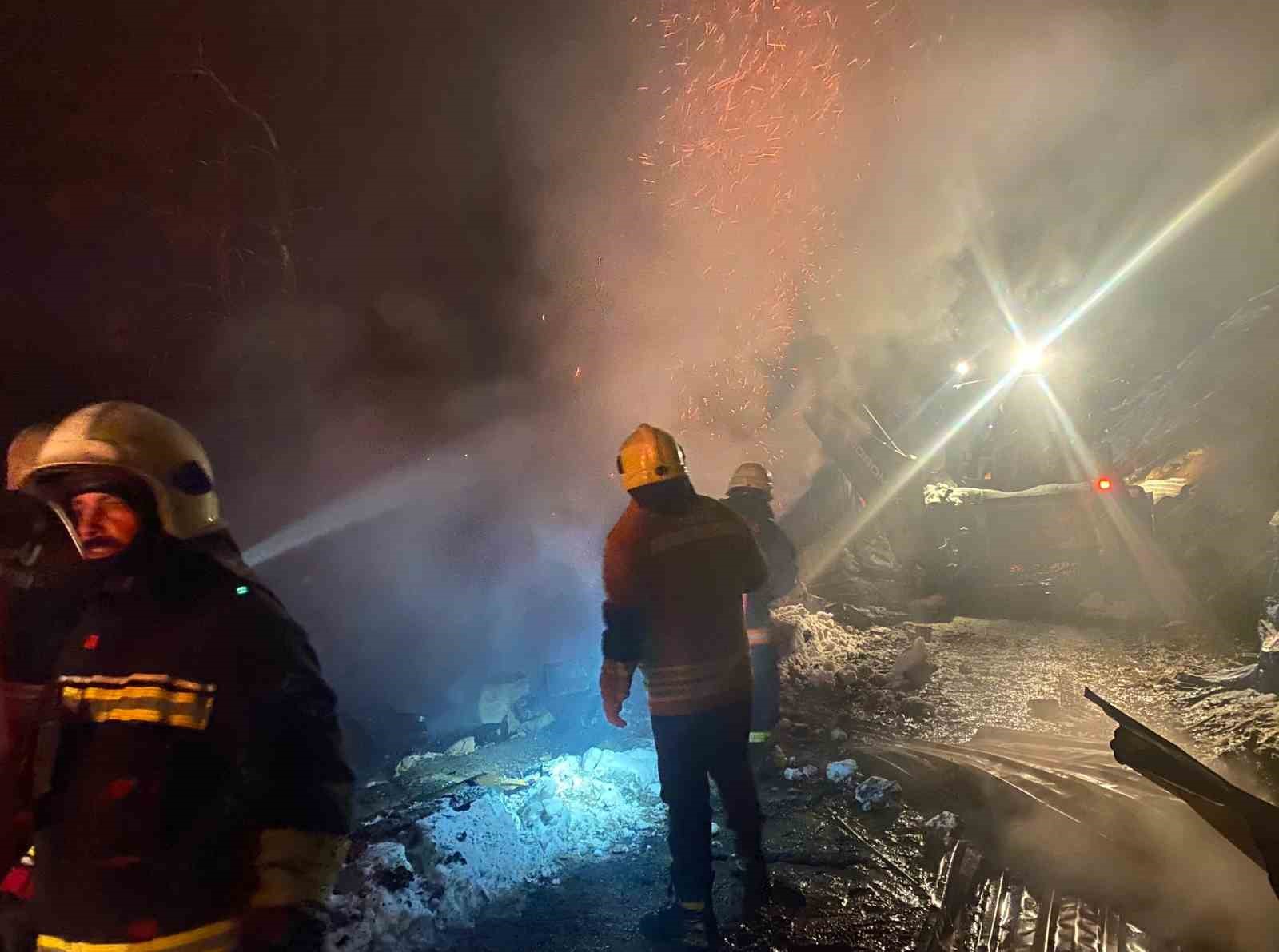 orduda-ahsap-ev-ve-samanlikta-yangin