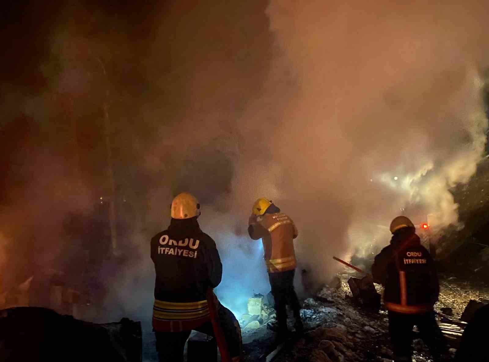 orduda-ahsap-ev-ve-samanlikta-yangin