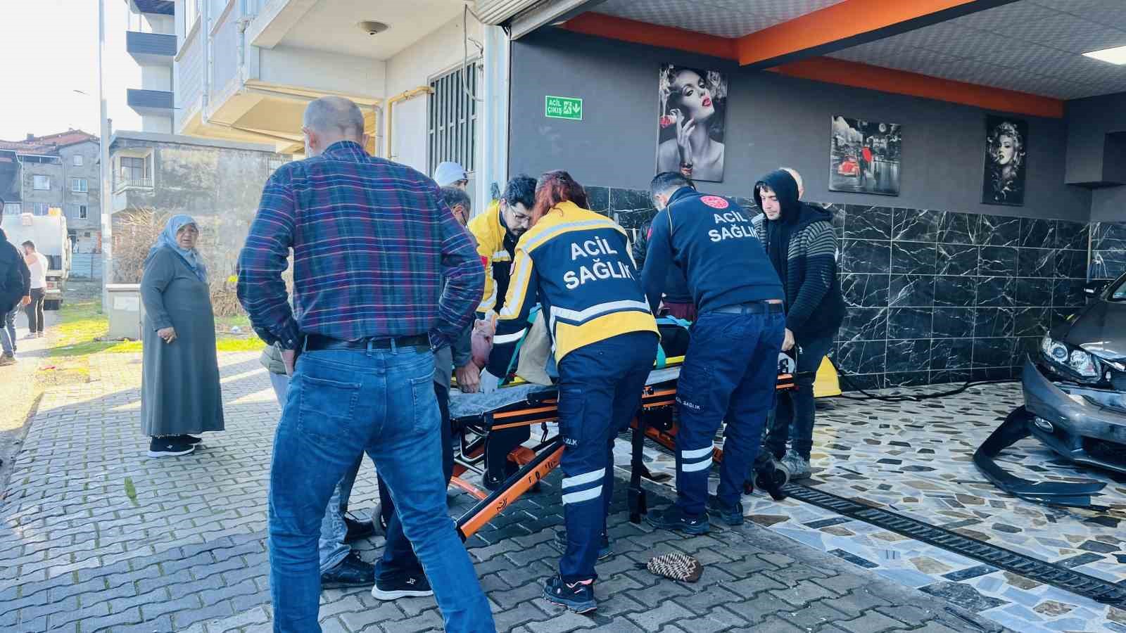 orduda-buzlu-yolda-otomobilin-carptigi-yasli-adam-metrelerce-havaya-savruldu