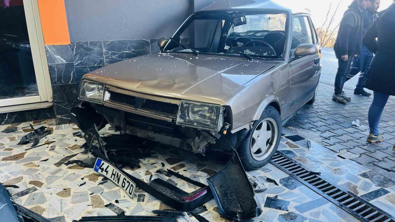 orduda-buzlu-yolda-otomobilin-carptigi-yasli-adam-metrelerce-havaya-savruldu