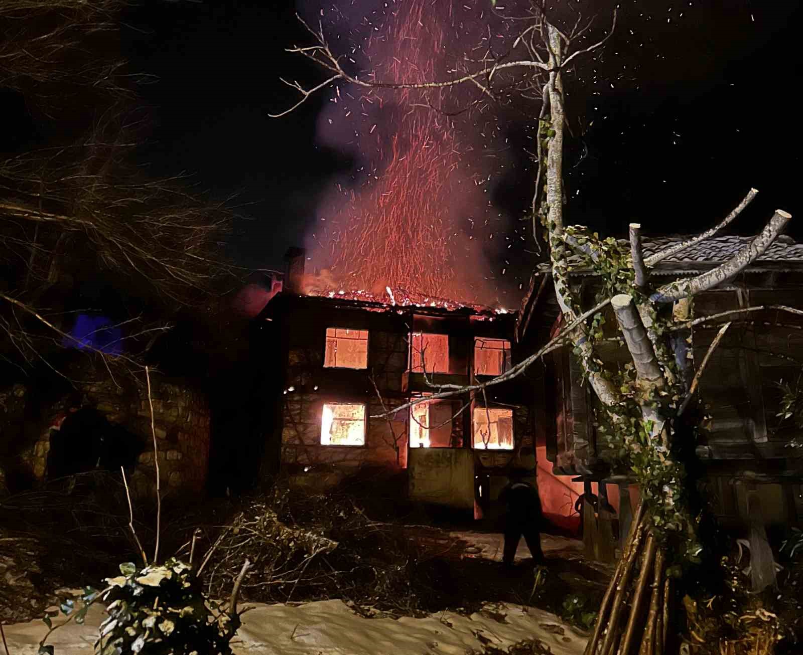 orduda-cikan-yangin-sonrasi-mustakil-ev-kullanilamaz-hale-geldi