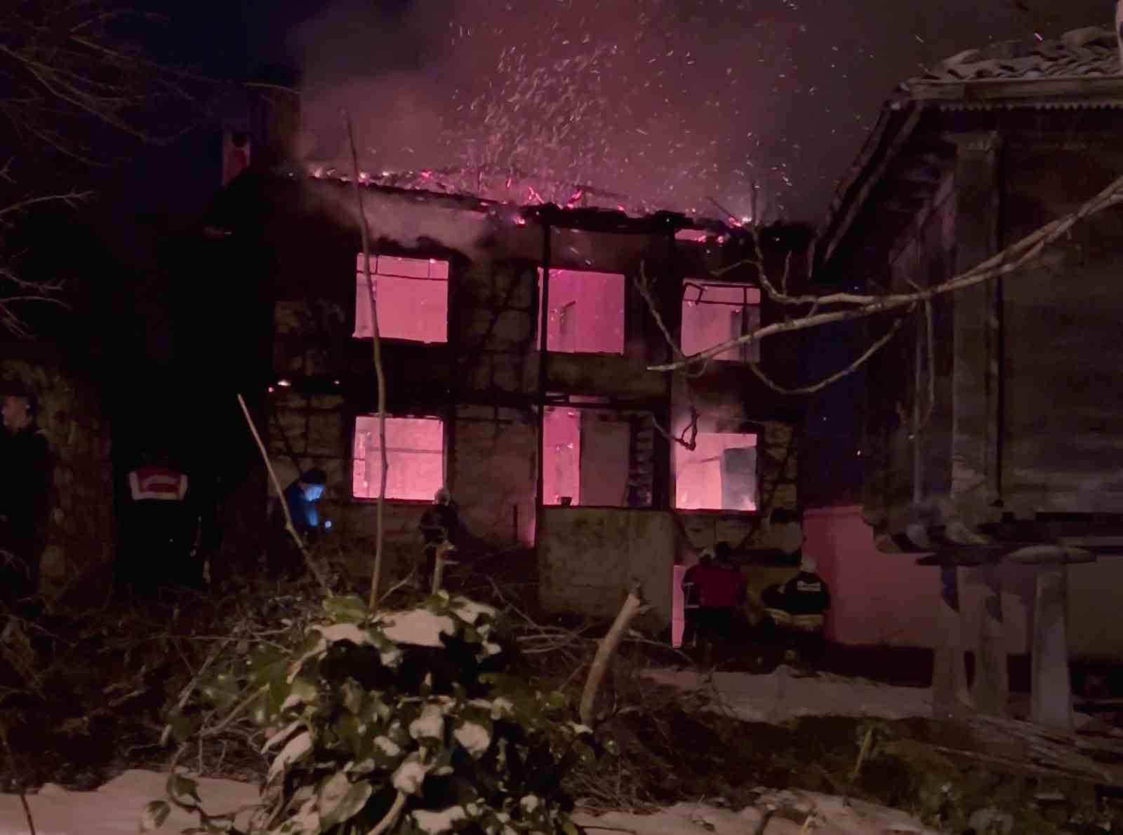 orduda-cikan-yangin-sonrasi-mustakil-ev-kullanilamaz-hale-geldi