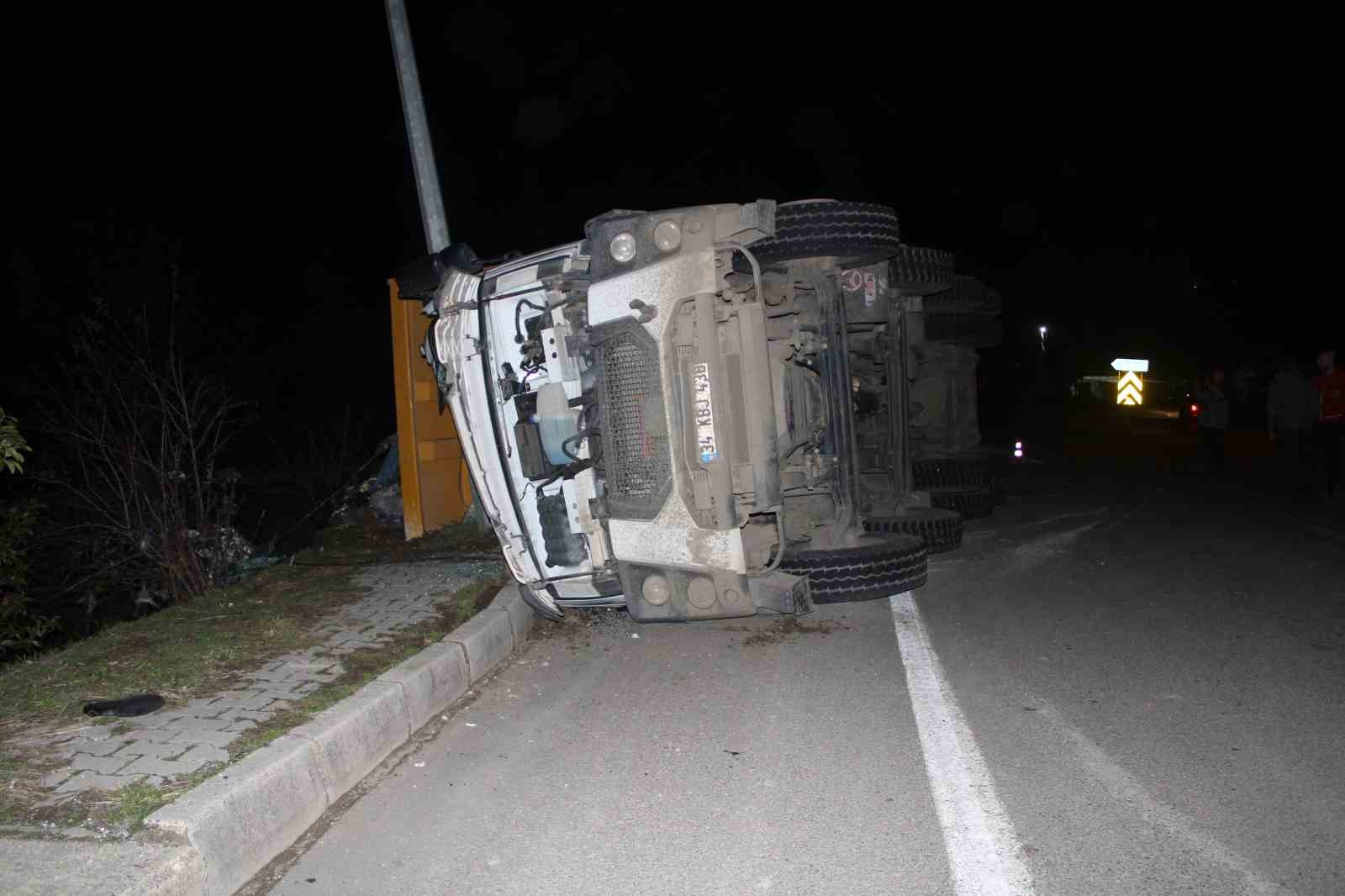 orduda-cop-kamyonu-devrildi-surucu-yaralandi