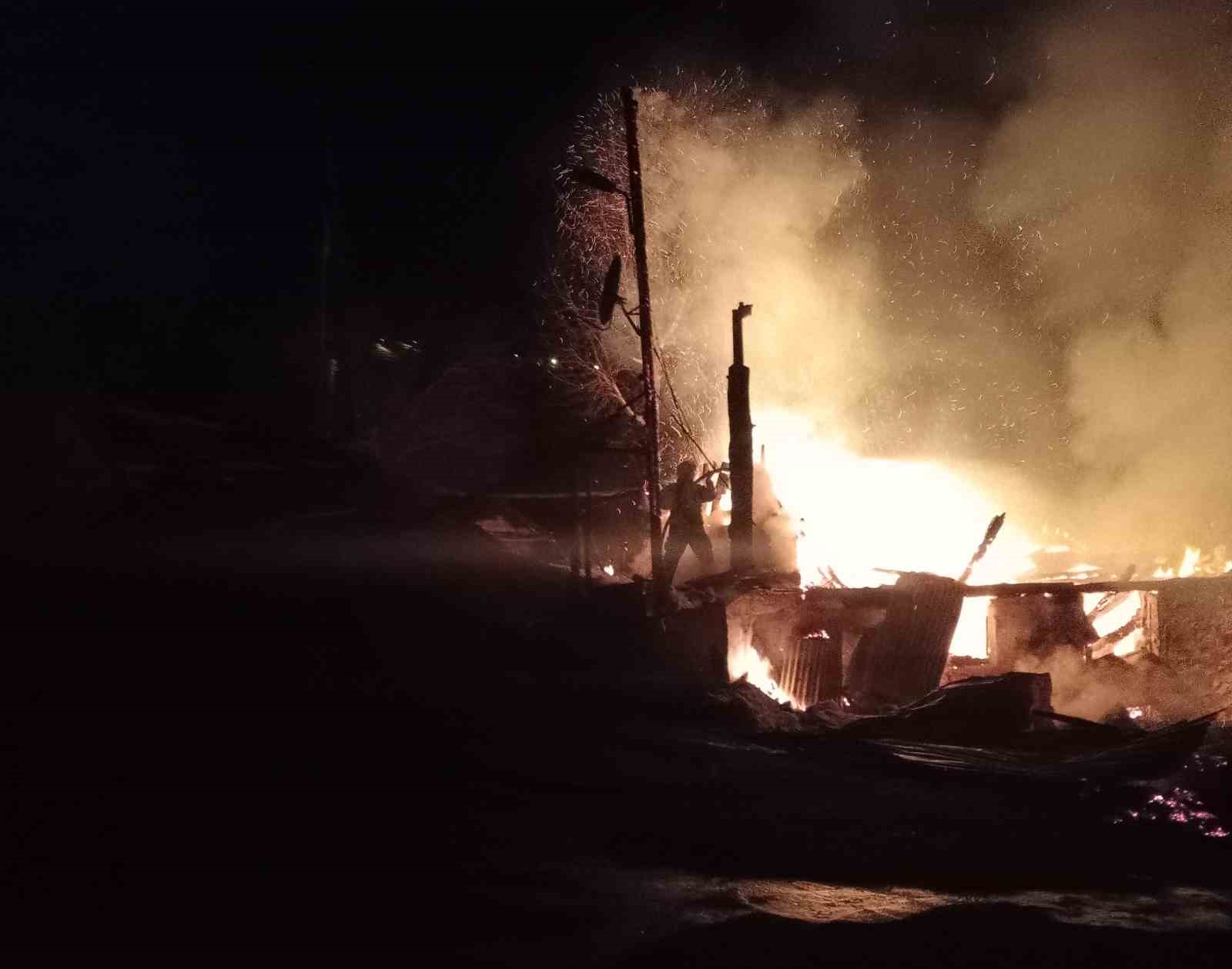 orduda-evini-atese-veren-sahis-agacta-asili-halde-bulundu