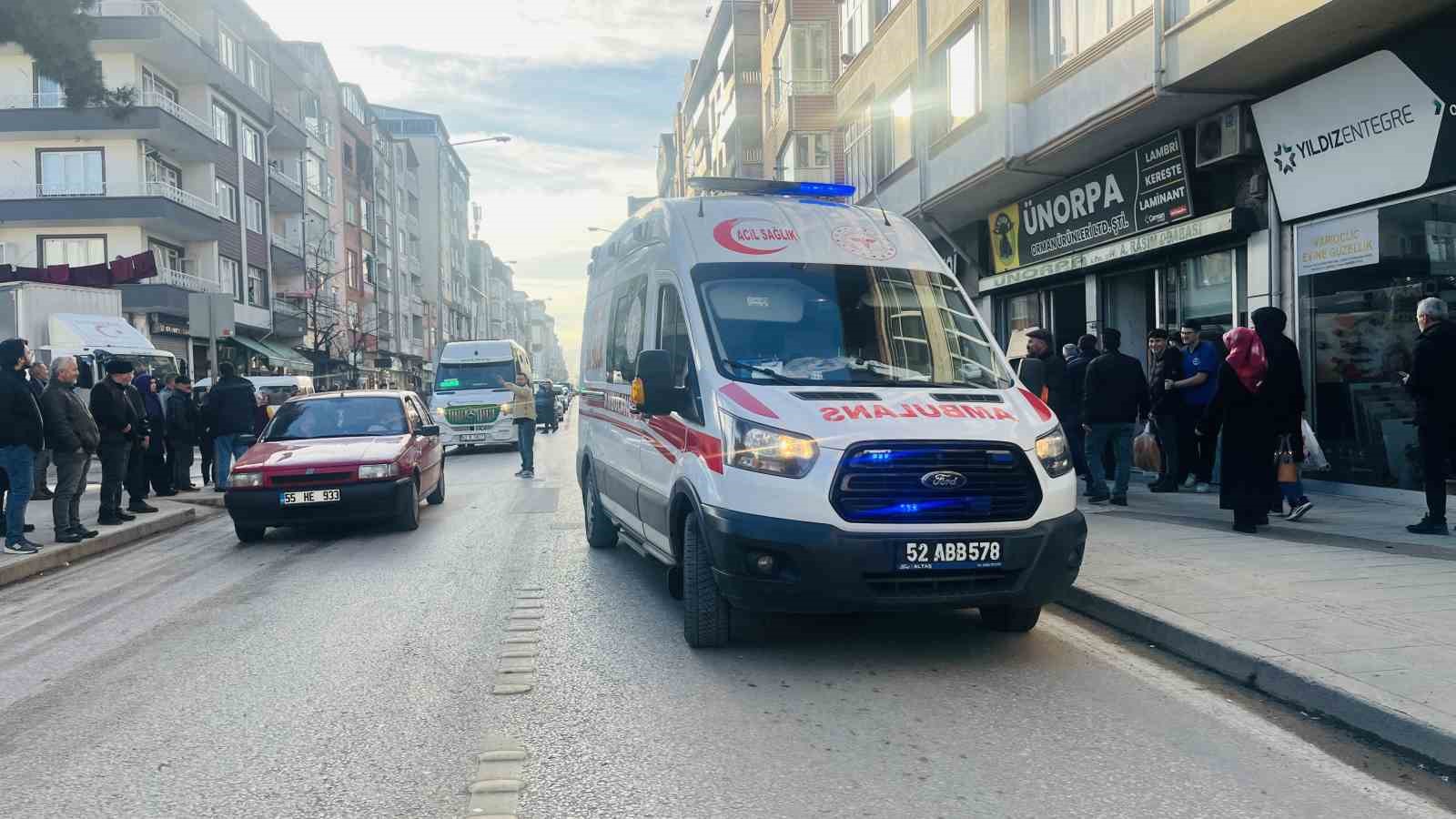 orduda-motosiklet-yayaya-carpti-2-yarali