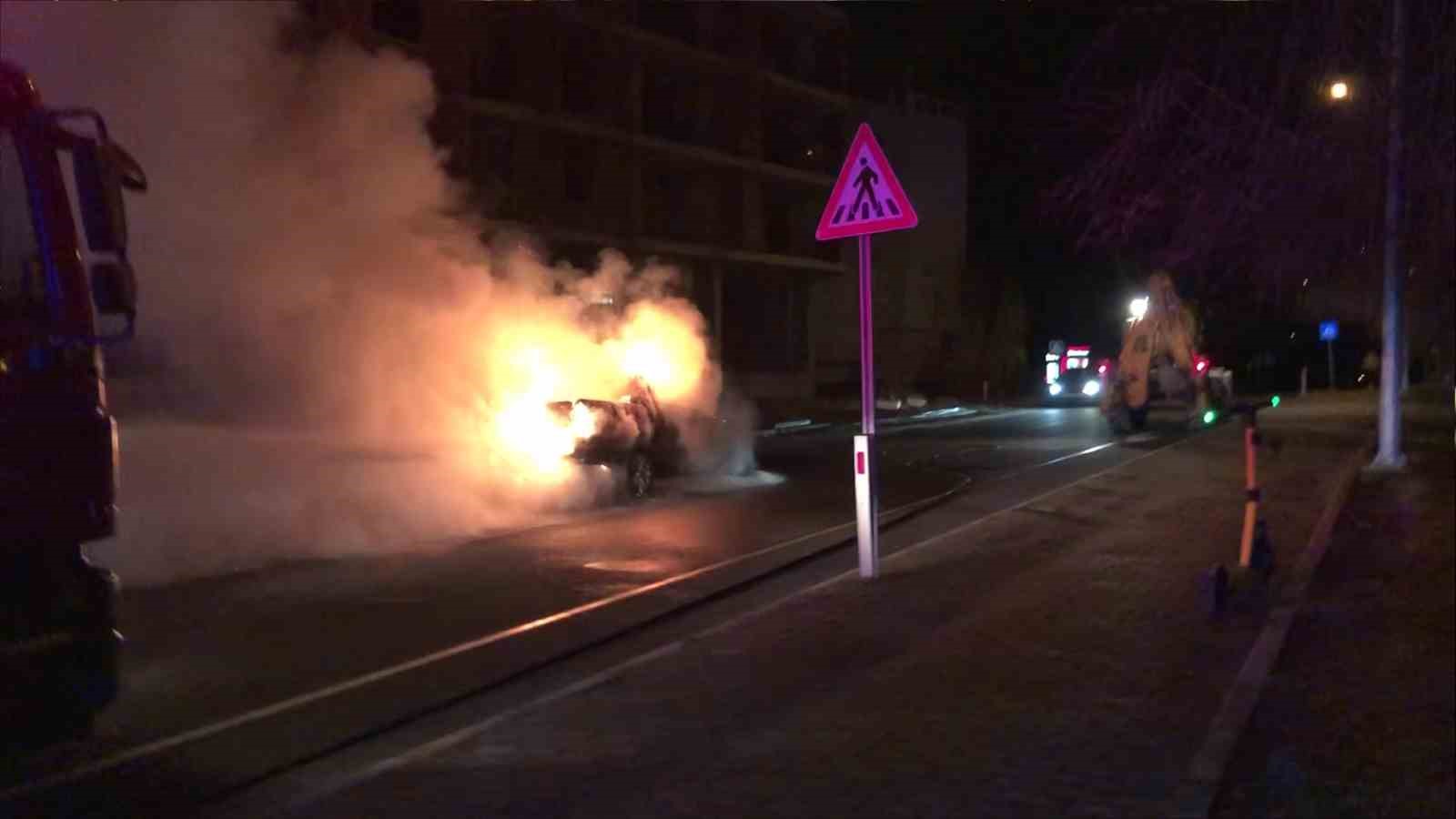 orduda-seyir-halindeki-kamyonet-cikan-yanginda-kule-dondu