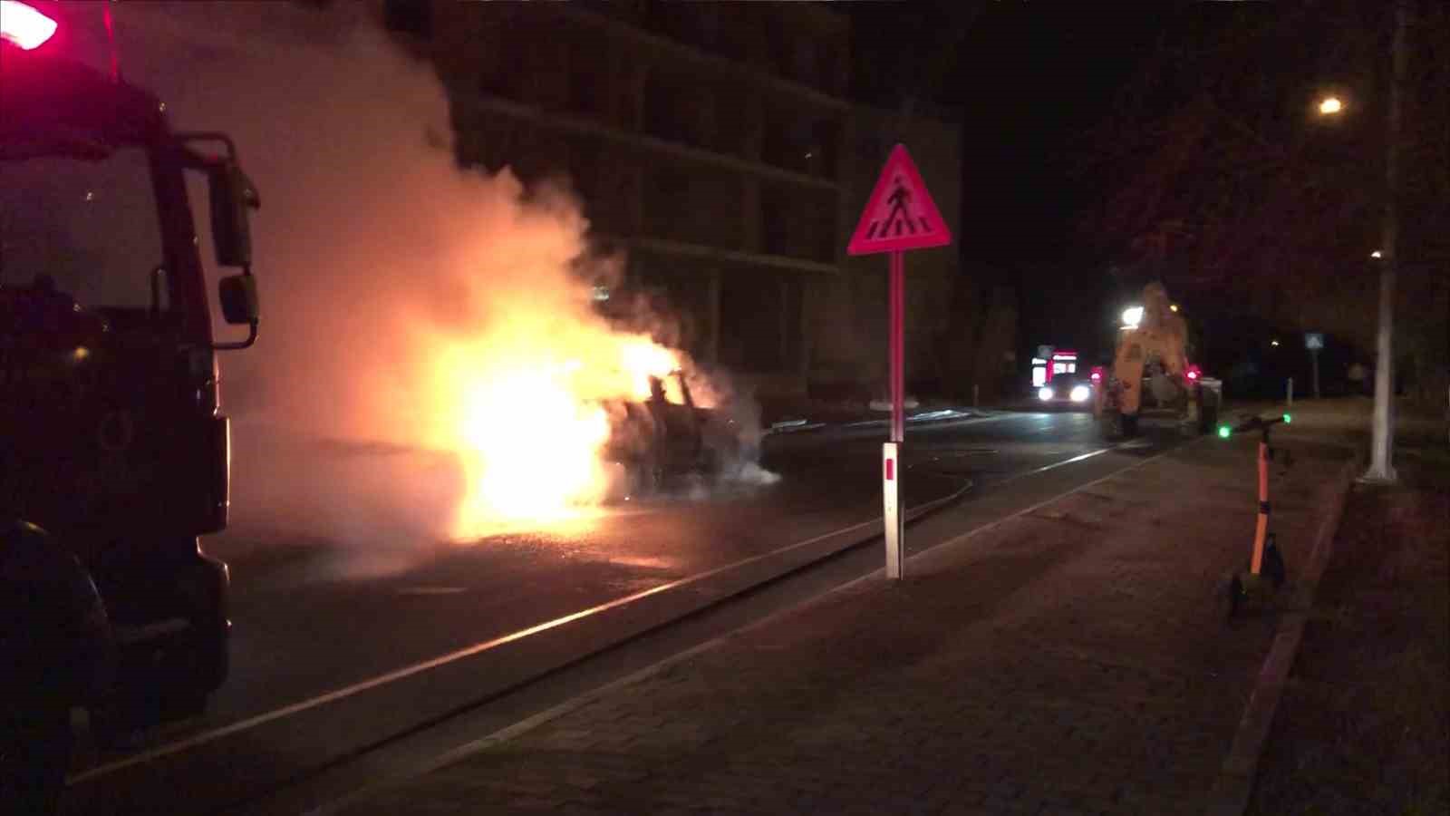 orduda-seyir-halindeki-kamyonet-cikan-yanginda-kule-dondu