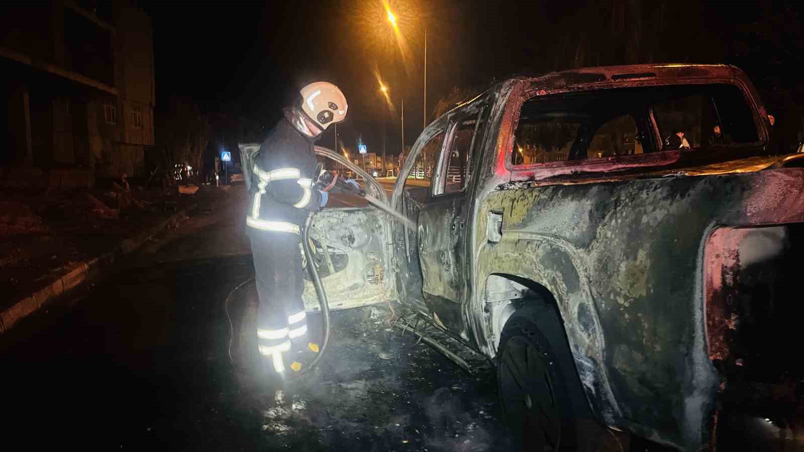 orduda-seyir-halindeki-kamyonet-cikan-yanginda-kule-dondu