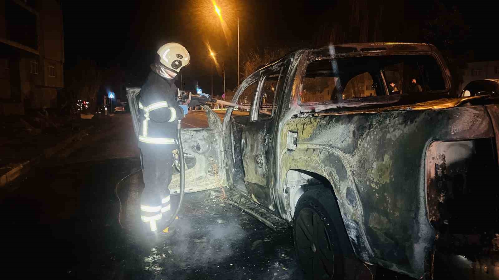 orduda-seyir-halindeki-kamyonet-cikan-yanginda-kule-dondu