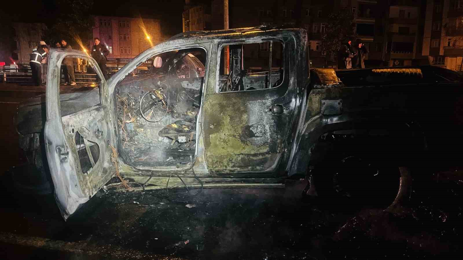 orduda-seyir-halindeki-kamyonet-cikan-yanginda-kule-dondu