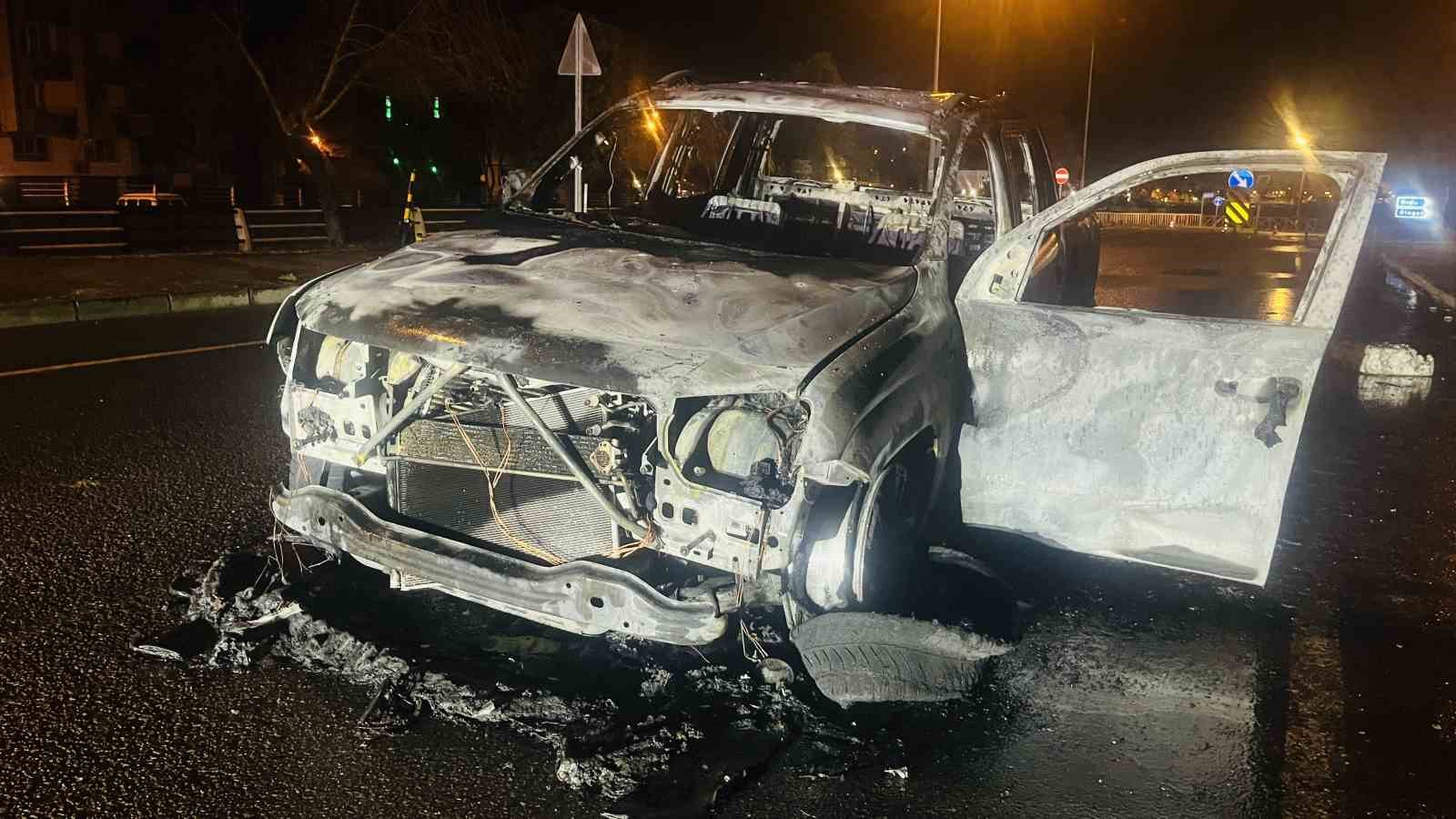 orduda-seyir-halindeki-kamyonet-cikan-yanginda-kule-dondu