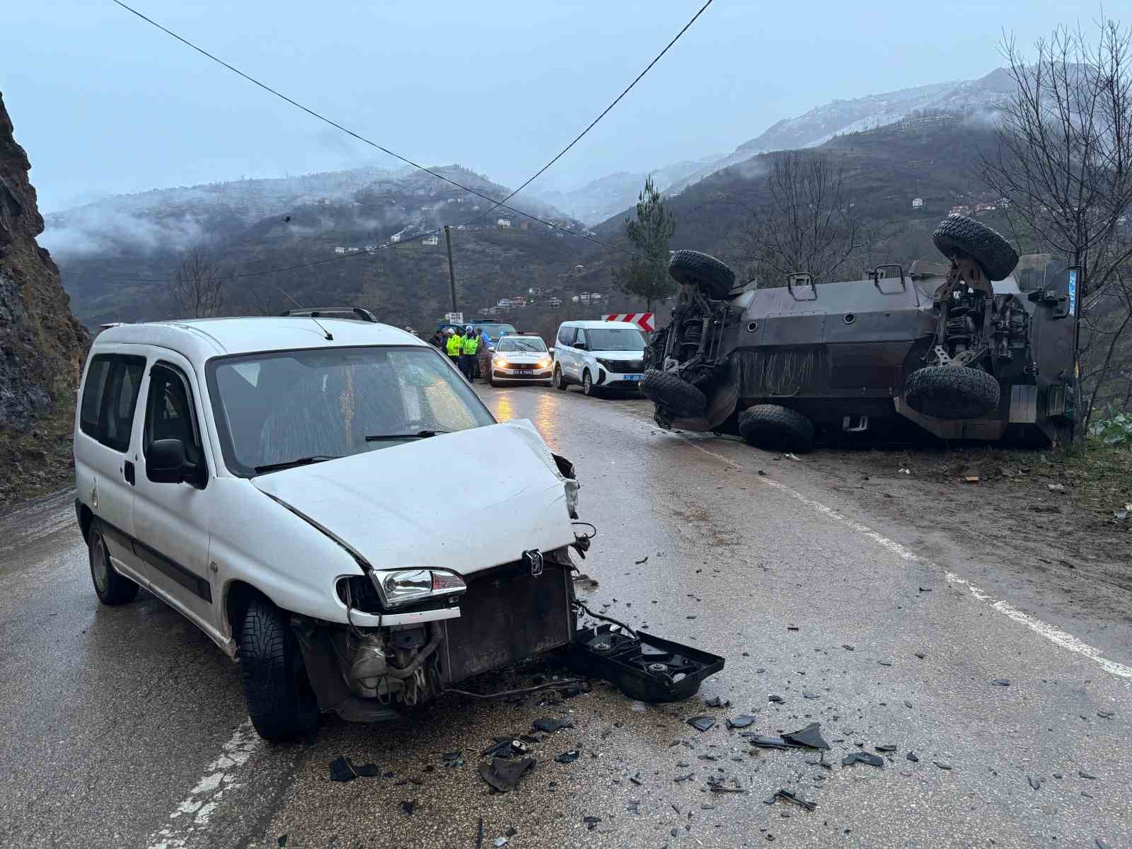 orduda-ticari-aracla-carpisan-askeri-arac-devrildi