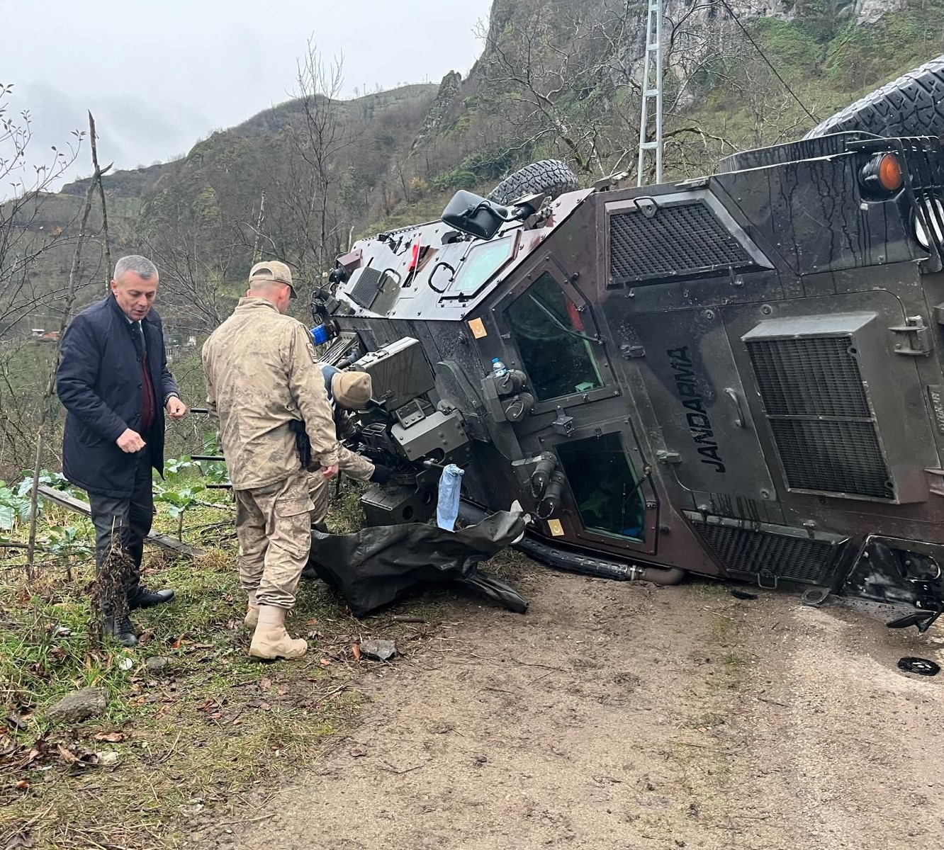 orduda-ticari-aracla-carpisan-askeri-arac-devrildi