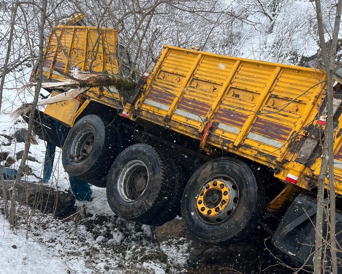 orduda-tir-600-metre-ucurumdan-yuvarlandi-kaza-ani-kamerada