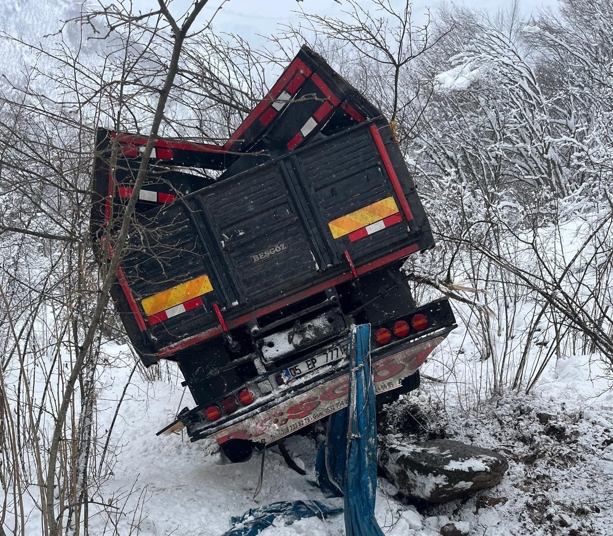 orduda-tir-600-metre-ucurumdan-yuvarlandi-kaza-ani-kamerada