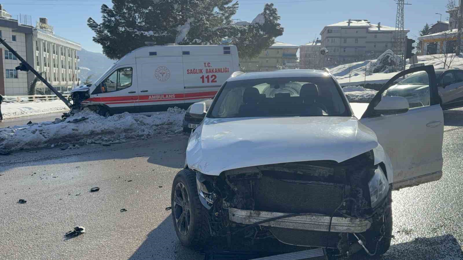 otomobil-ile-ambulans-carpisti-2-yarali