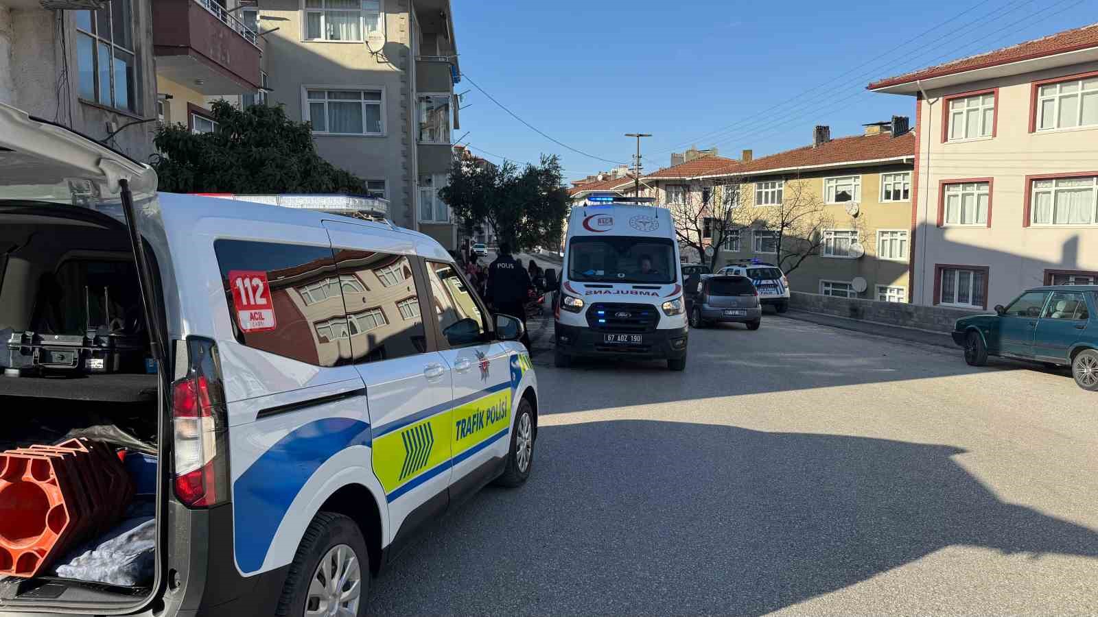 otomobile-carpmamak-icin-manevra-yapan-motosiklet-devrildi-1-yarali