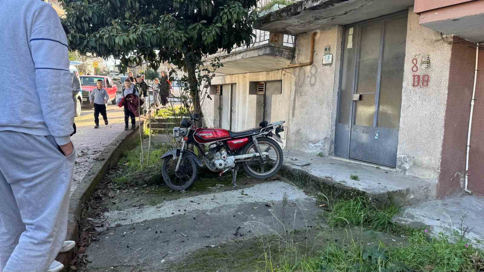 otomobile-carpmamak-icin-manevra-yapan-motosiklet-devrildi-1-yarali