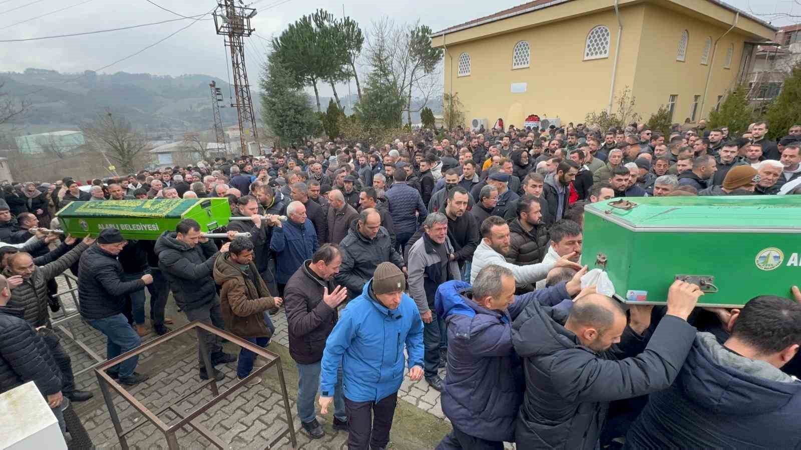 otomobilin-tira-ok-gibi-saplandigi-kaza-guvenlik-kamerasinda