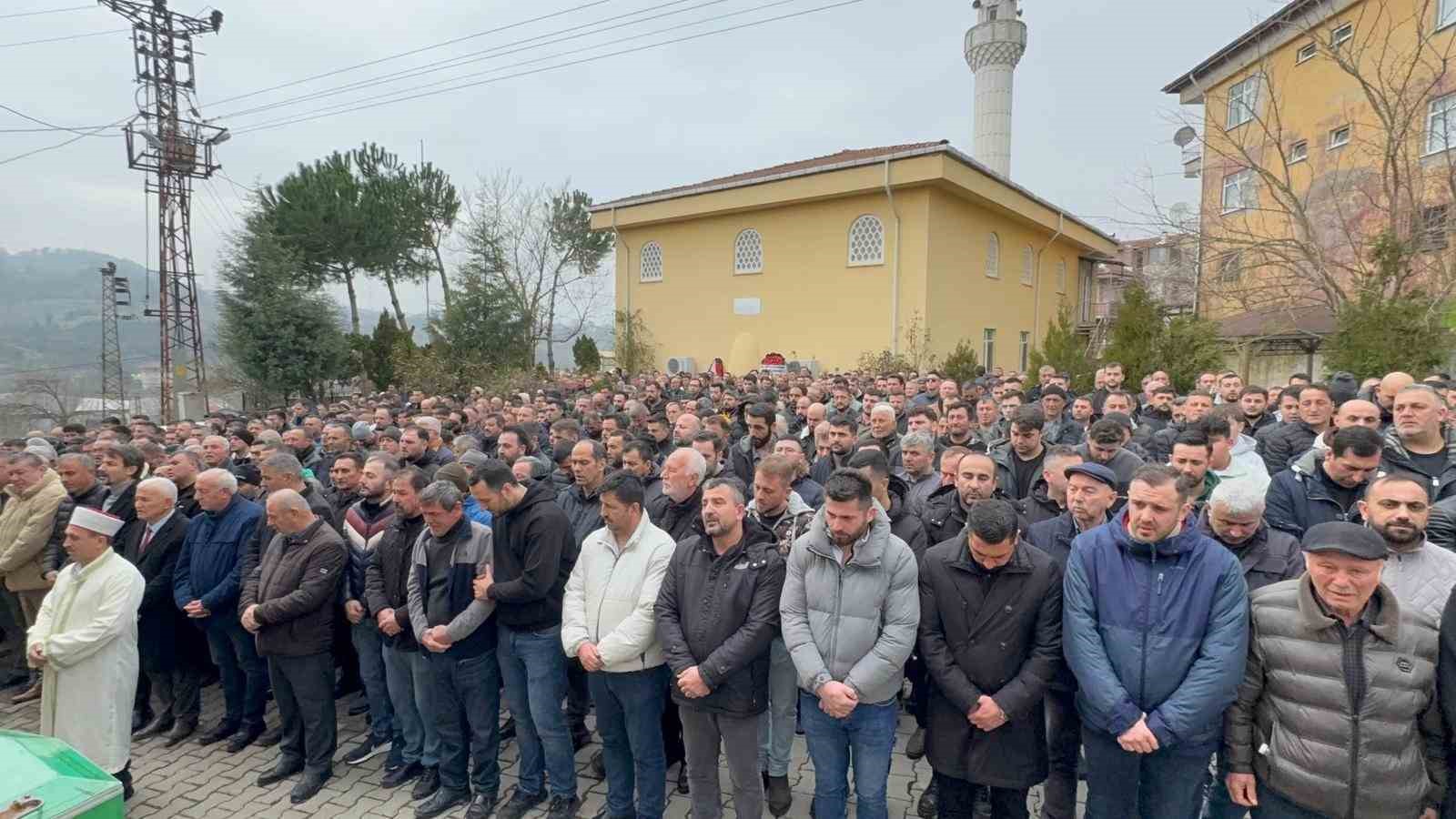 otomobilin-tira-ok-gibi-saplandigi-kaza-guvenlik-kamerasinda