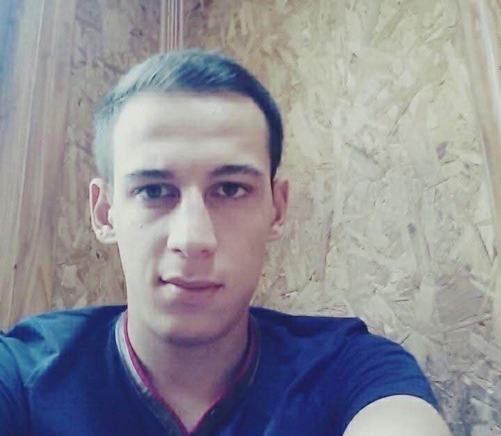 otomobilin-tira-ok-gibi-saplandigi-kaza-guvenlik-kamerasinda