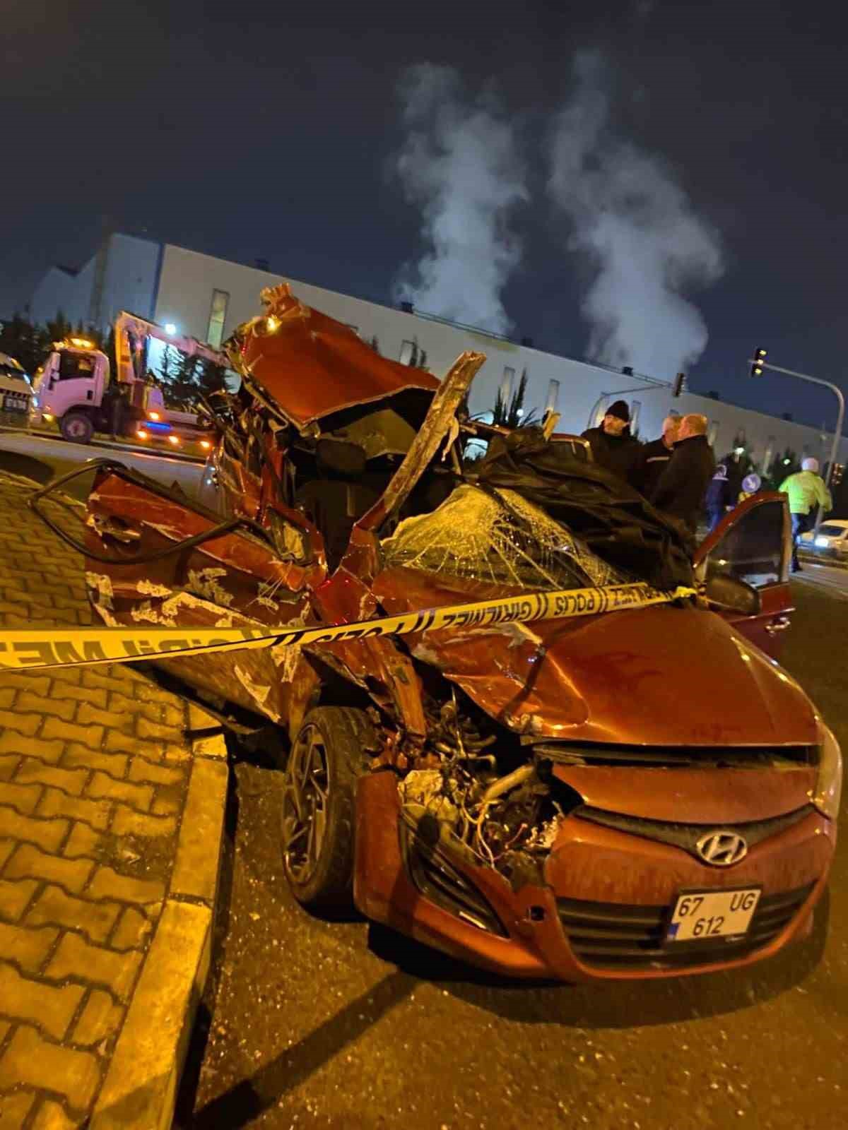 otomobilin-tira-ok-gibi-saplandigi-kaza-guvenlik-kamerasinda