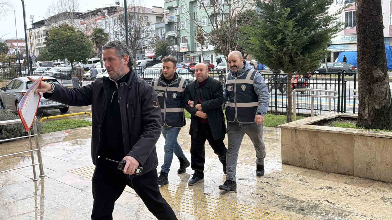 otomobiliyle-kacak-gocmen-tasiyan-surucu-tutuklandi