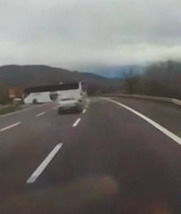 otoyolda-yasak-yerden-donus-yapan-otobus-surucusune-ceza