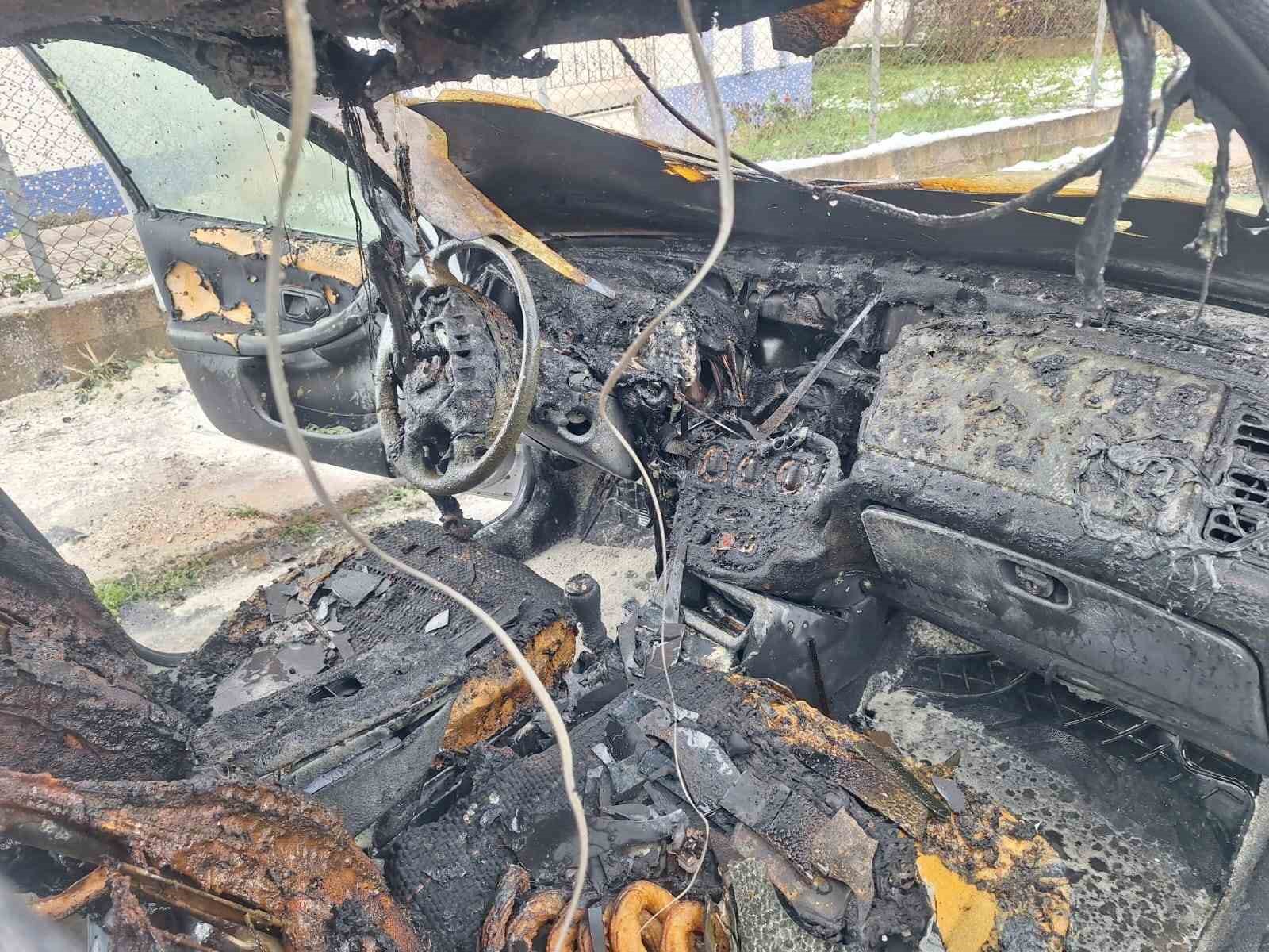 park-halindeki-arac-yanarak-hurdaya-dondu