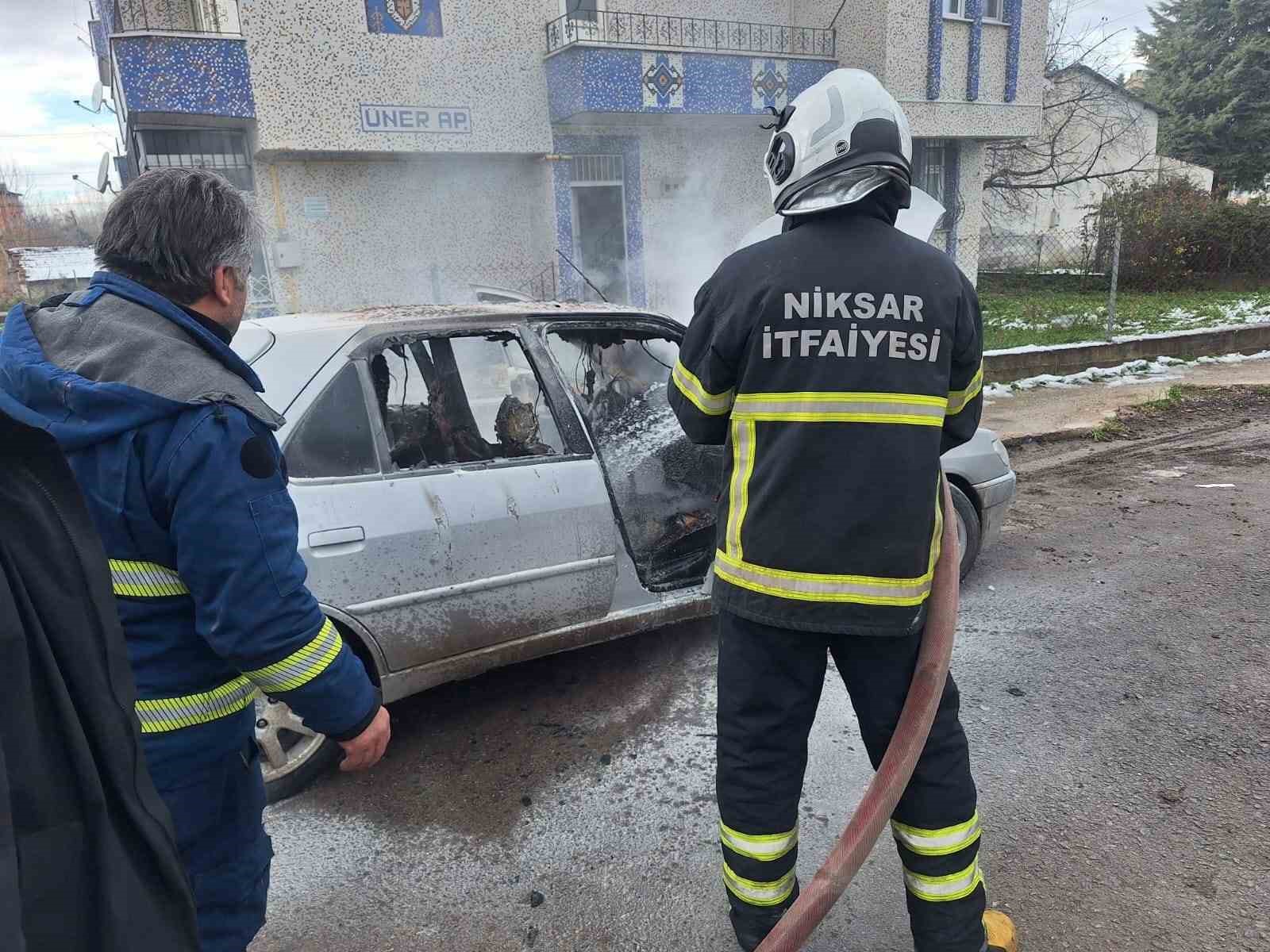 park-halindeki-arac-yanarak-hurdaya-dondu