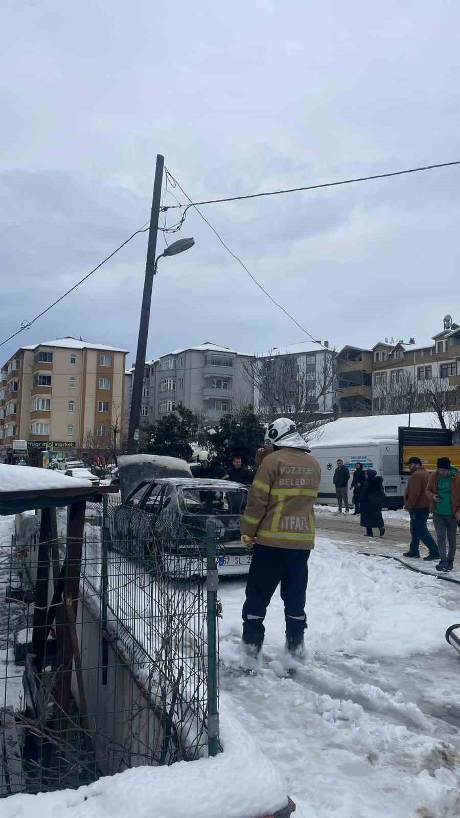 park-halindeki-otomobil-alev-alev-yandi