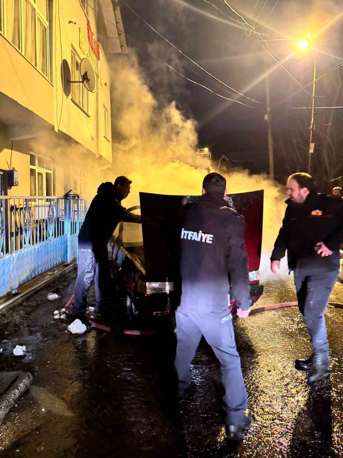 park-halindeki-otomobil-alevlere-teslim-oldu